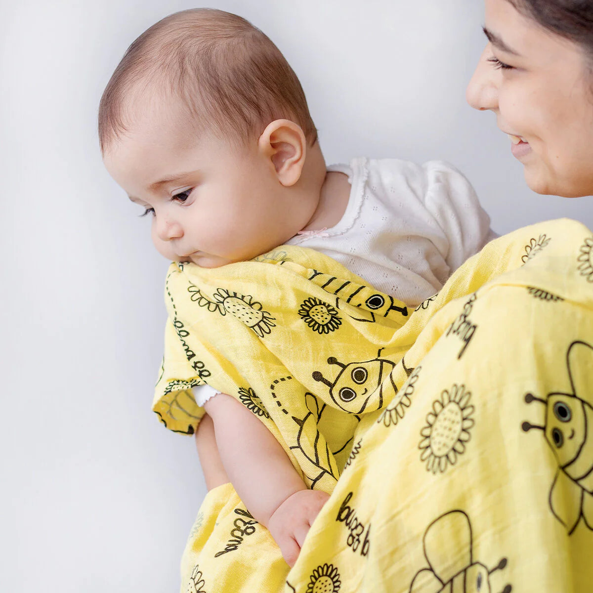 Buzzy Bee Baby Muslin Swaddle Blanket Set of 2 with Storage Bag