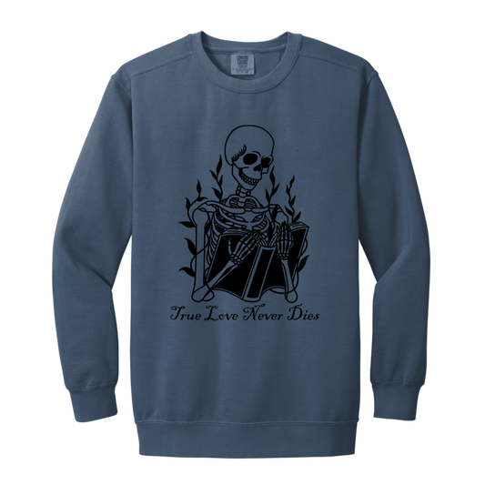 Skeleton "True Love never Dies" Adult Crewneck Sweatshirt l Book Lover l Halloween l Skeleton